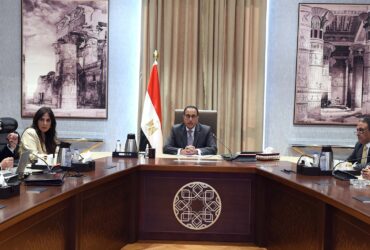 رئيس الوزراء يلتقي رئيس صندوق التنمية الحضرية وهيئة الدواء توقع اتفاقية تعاون مع دستور الأدوية الأمريكية