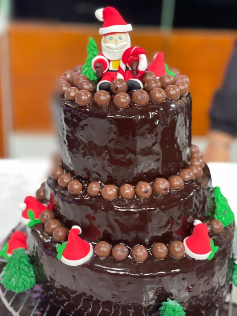 كيكة بسيطة ب ٤ مكونات حولناها لتورتة بطريقة الشيف ( هاله فهمي) 29 411906924 911331437318155 4469520213389691010 n